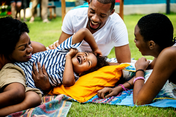 Famille qui s'amuse à l'extérieur