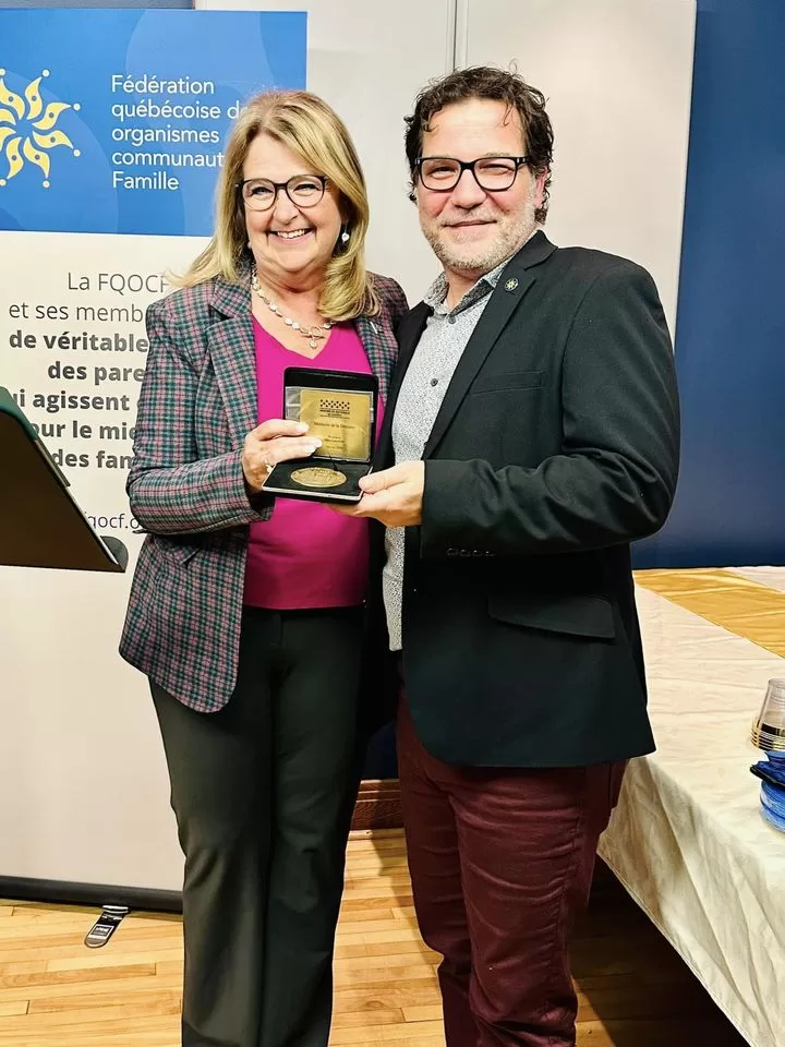 Remise de la médaille de la Députée de l'Assemblée nationale à Alex Gauthier, FQOCF