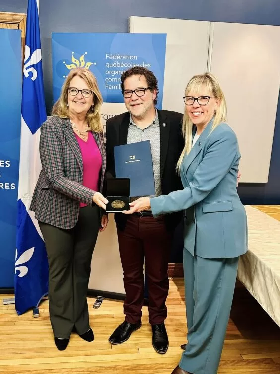 Remise de la Médaille de la Députée à Alex Gauthier - Sur la photo Mmes Roy et Poulet, députées