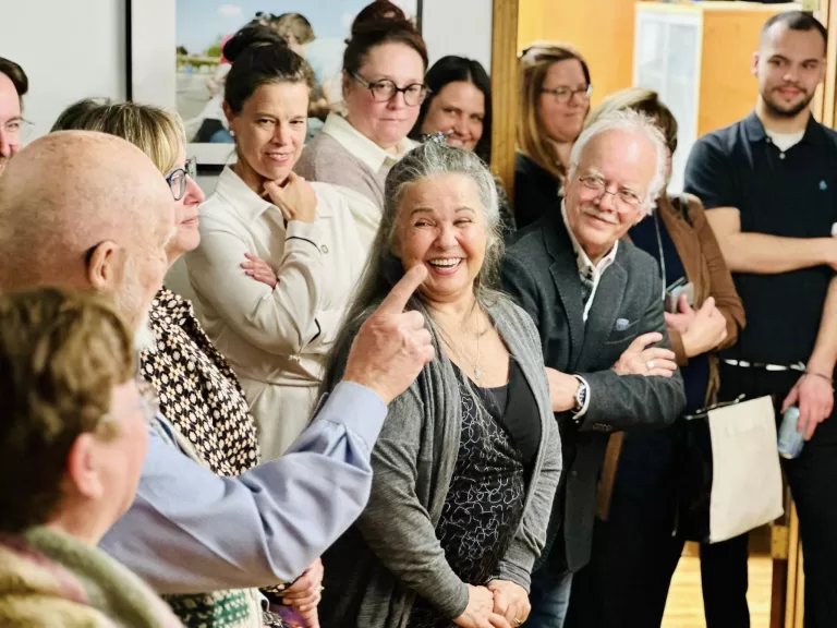 Famille, amis et collègues présents lors de la remise de la médaille