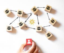 image qui montre des gens en relation et au centre il y a le logo de la FQOCF