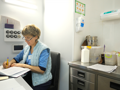 Femme travaillant avec des horaires atypiques