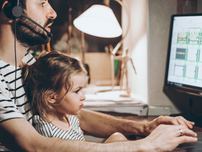 pere-travaill-enfant-sur-les-genoux